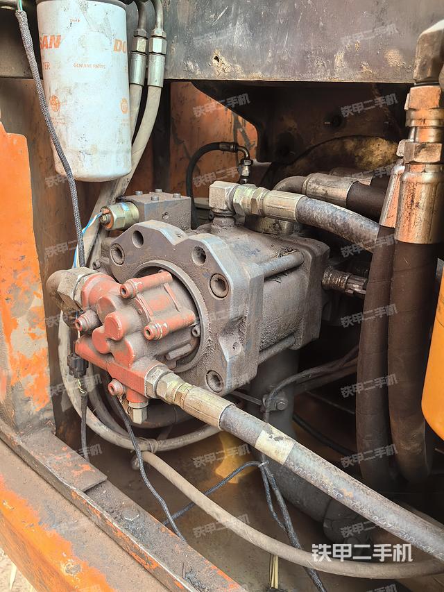 液压泵舱室正面整体（整机外观）