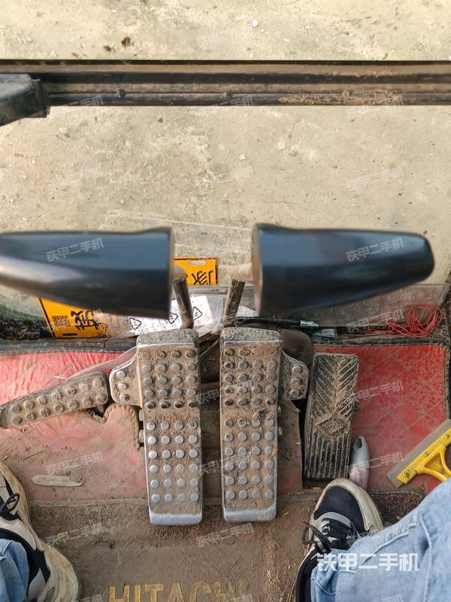 行走控制手柄和踏板?俯拍(駕駛室部分) 行走控制手柄和踏板?俯拍(駕駛室部分)