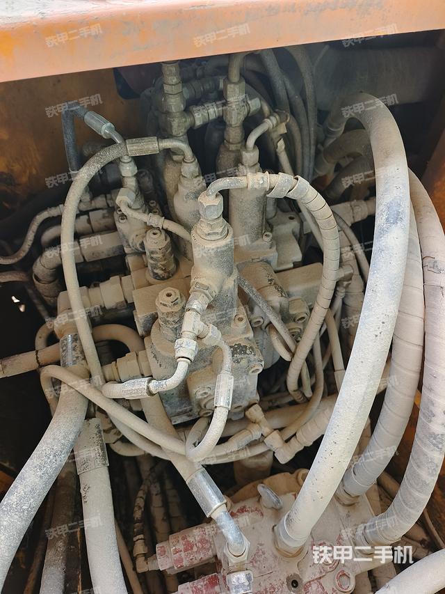 回转马达和主控阀（整机外观）