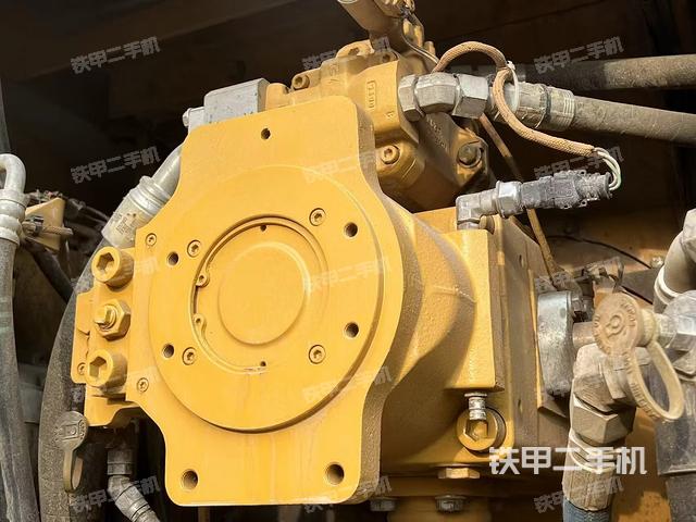 液压泵舱室正面整体（整机外观）