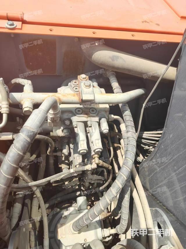 回转马达和主控阀（整机外观）