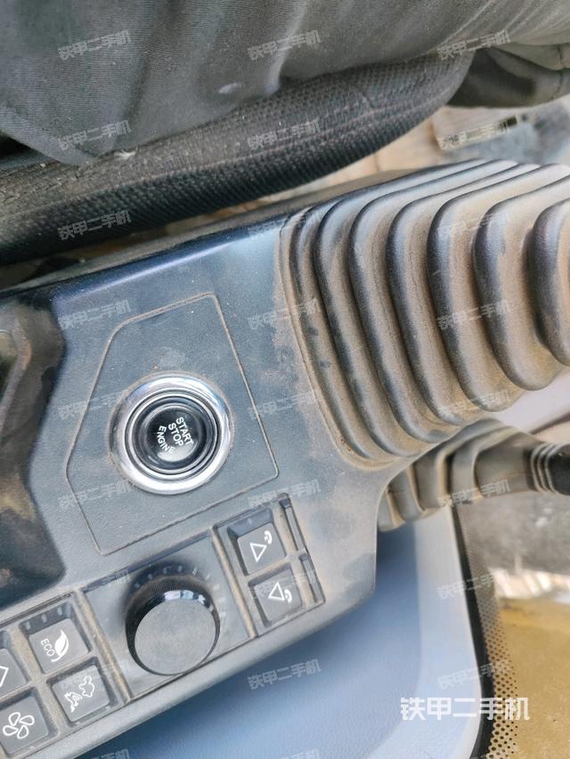 座椅右側(cè)控制臺(tái)/鑰匙門(mén)/油門(mén)/含右手柄（駕駛室部分）