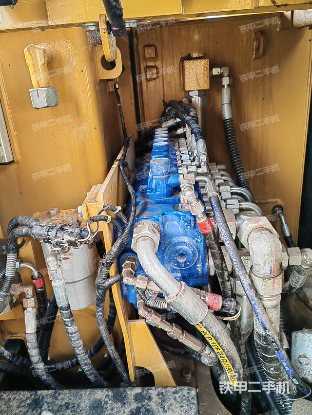 回转马达和主控阀（整机外观）