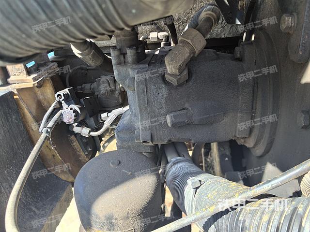 液压泵舱室正面整体（整机外观）