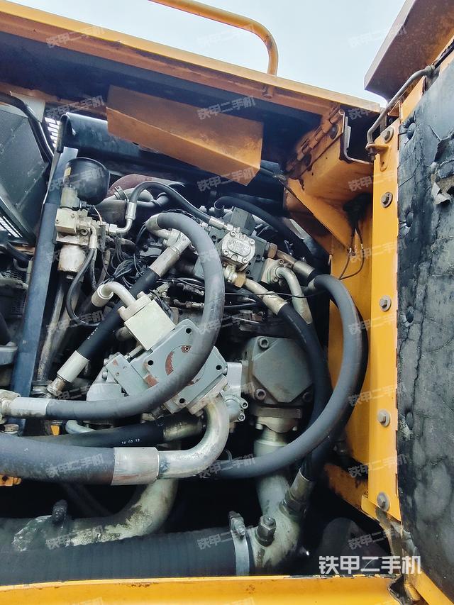 液压泵舱室正面整体（整机外观）