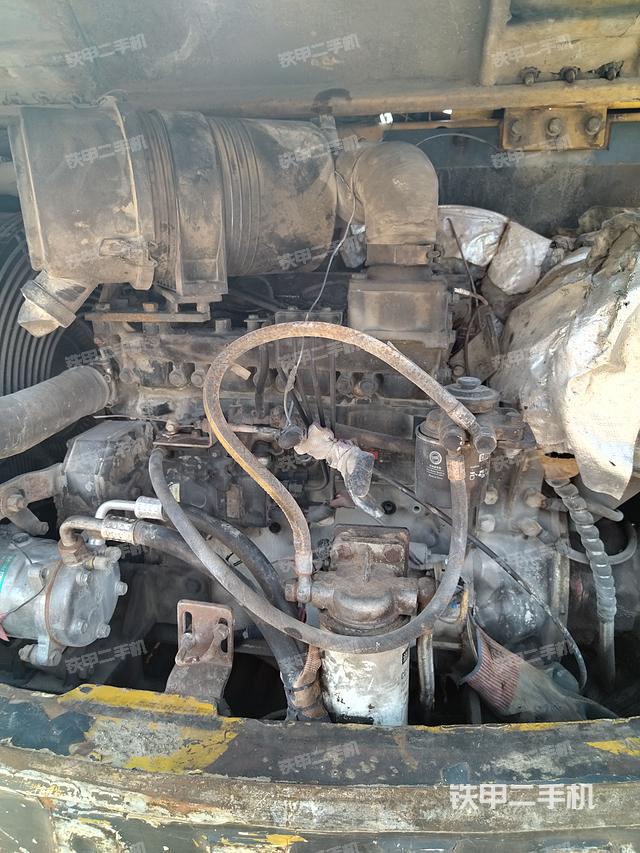 液压泵舱室正面整体（整机外观）