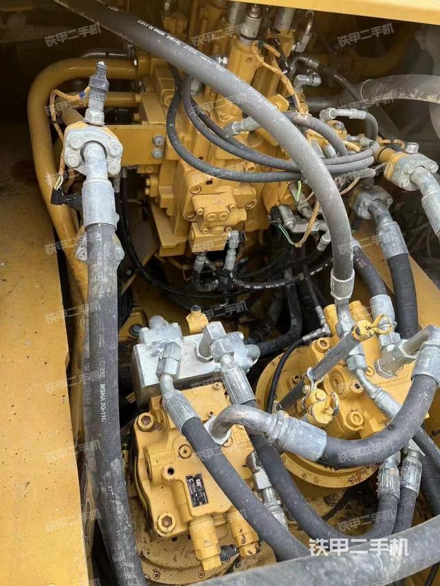 回转马达和主控阀（整机外观）