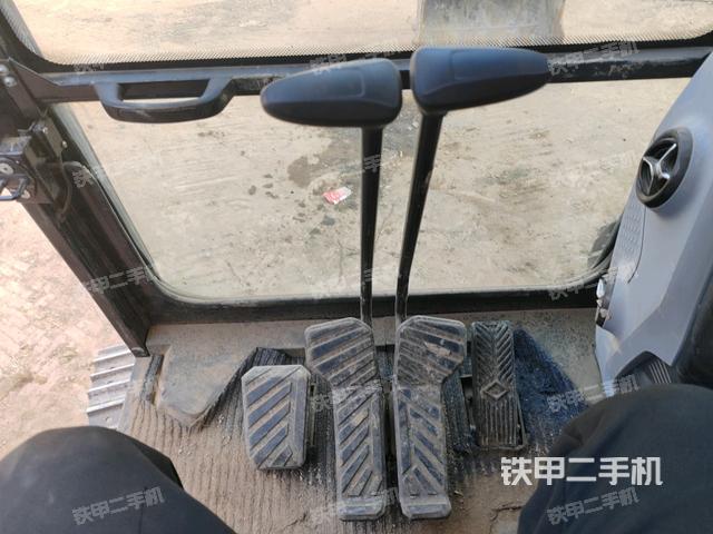 行走控制手柄和踏板?俯拍（駕駛室部分）