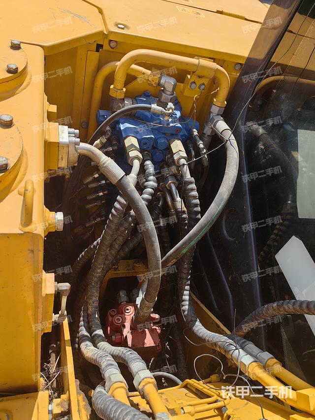 回转马达和主控阀（整机外观）