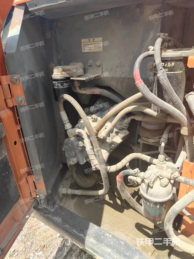 液压泵舱室正面整体（整机外观）