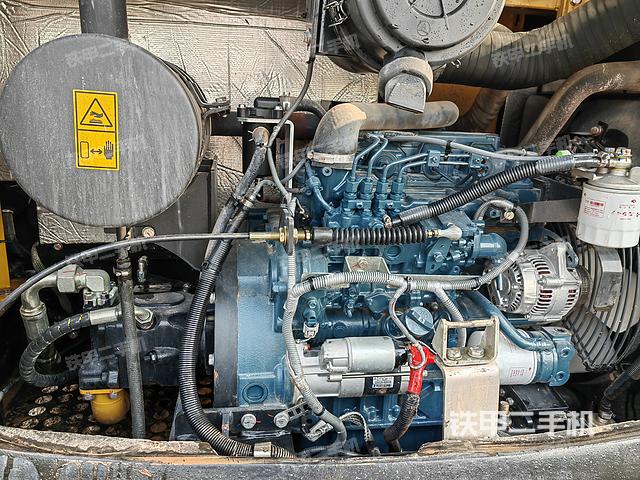 液压泵舱室正面整体（整机外观）