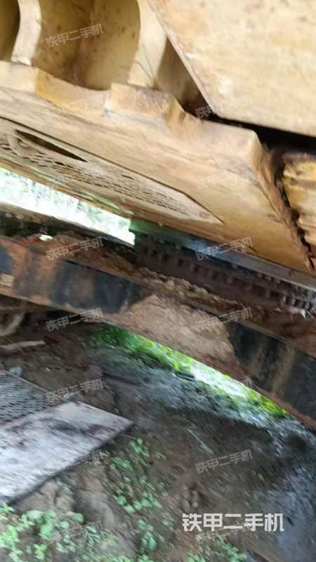 液压泵舱室正面整体（整机外观）