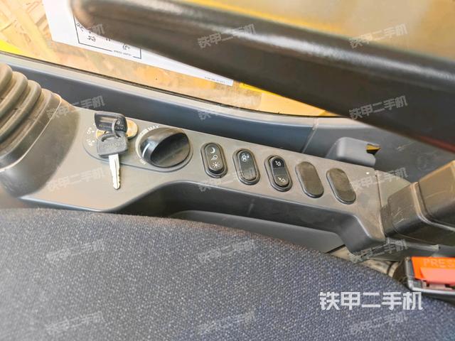 座椅左側(cè)控制臺/音響/含左手柄（駕駛室部分）