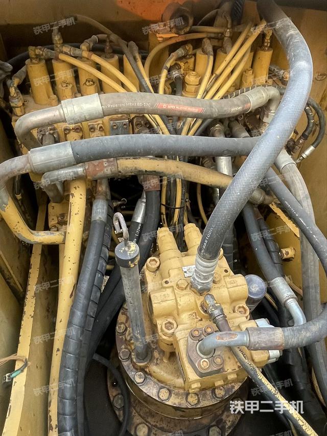 回转马达和主控阀（整机外观）