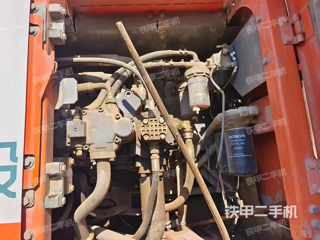 液压泵舱室正面整体（整机外观）