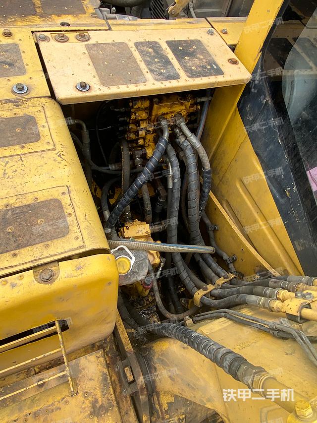 回转马达和主控阀（整机外观）