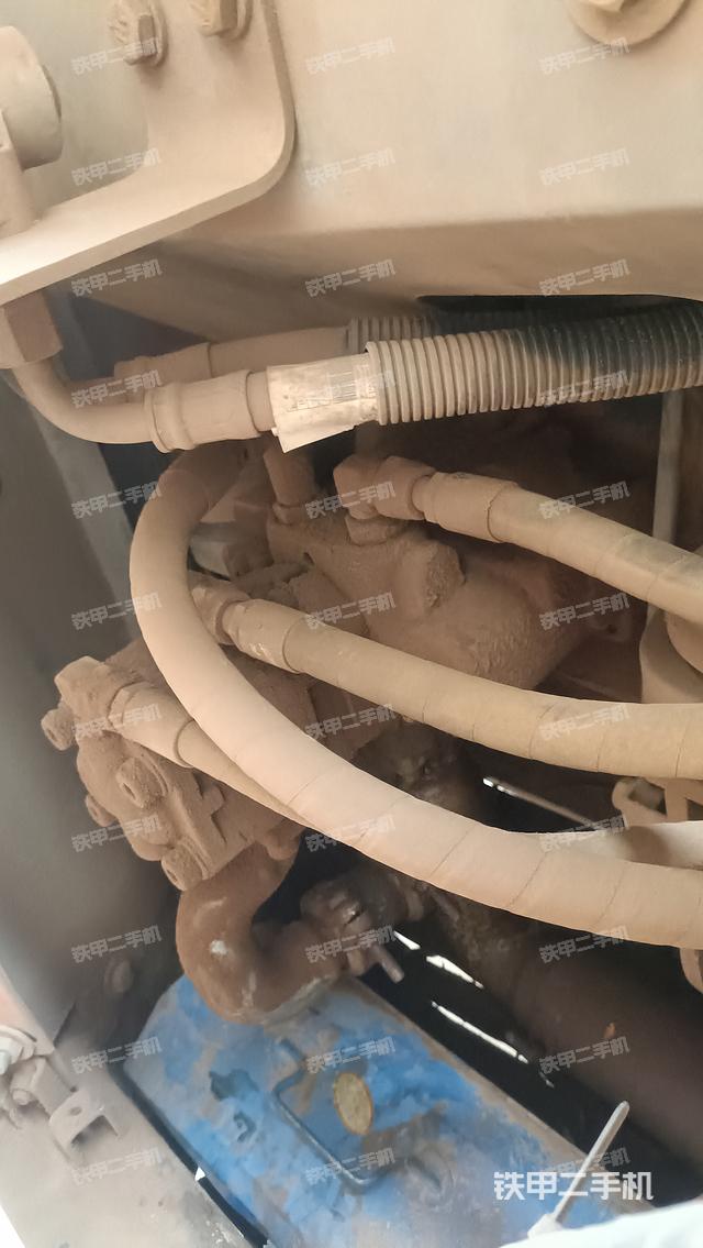 液压泵舱室正面整体(整机外观) 液压泵舱室正面整体(整机外观)