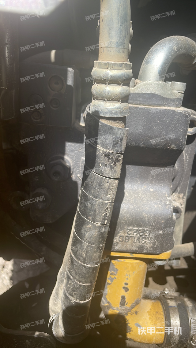 液压泵舱室正面整体（整机外观）