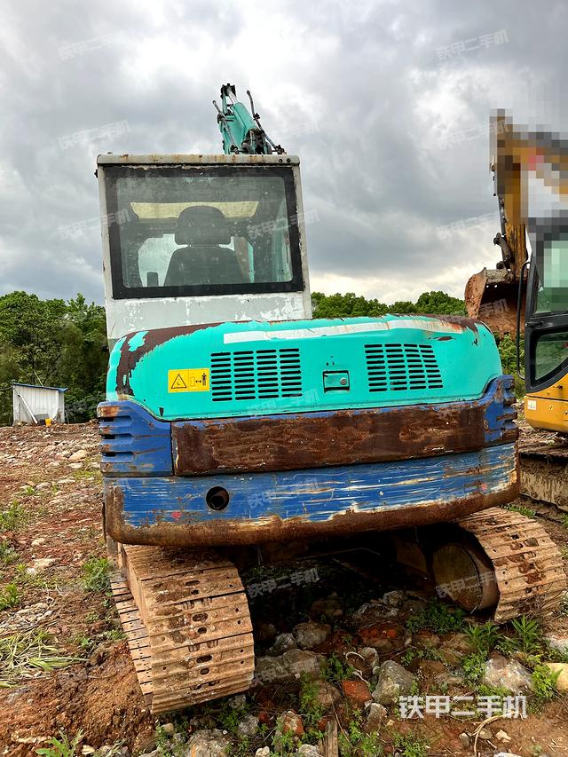 驾驶室顶部(整机外观) 驾驶室顶部(整机外观)
