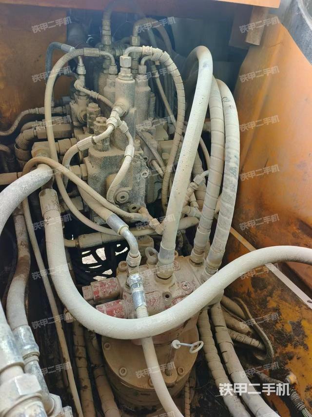 回转马达和主控阀（整机外观）