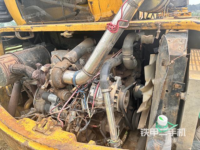 液压泵舱室正面整体（整机外观）