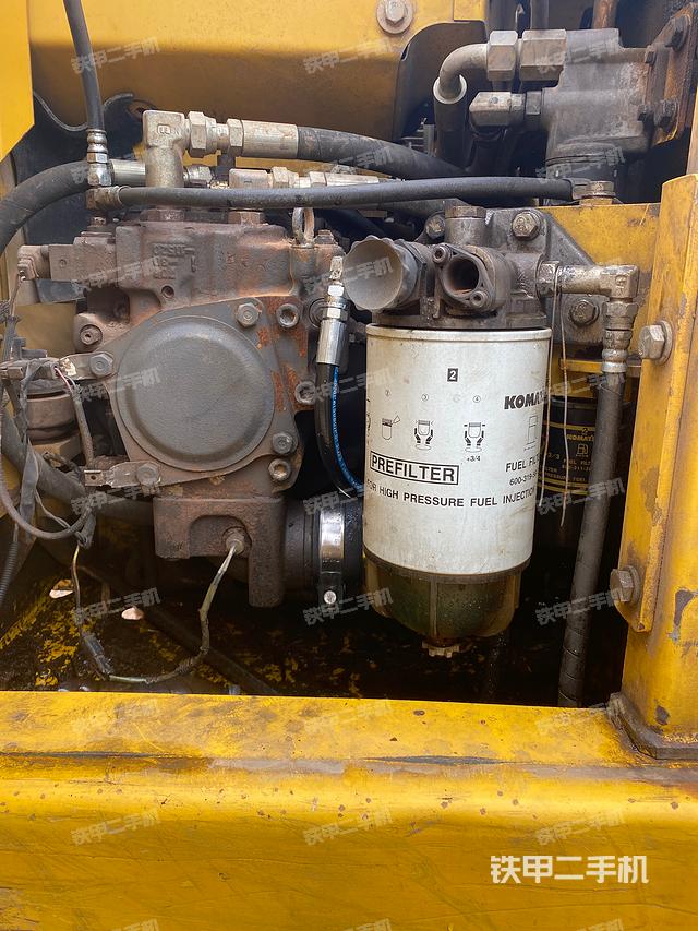 液压泵舱室正面整体（整机外观）