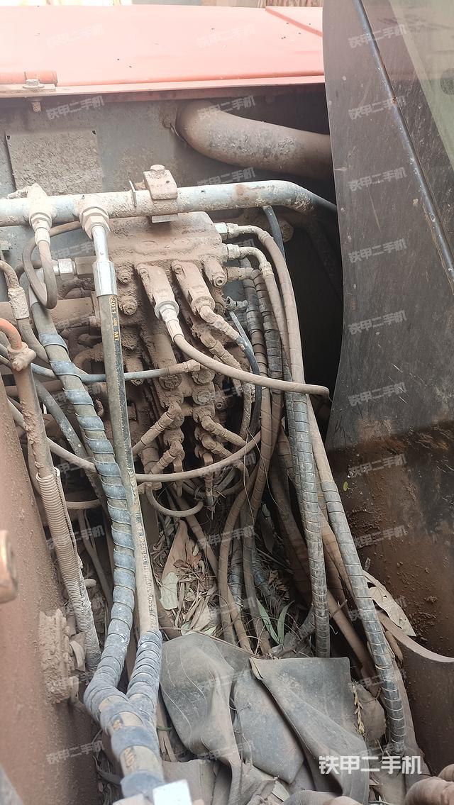 回转马达和主控阀(整机外观) 回转马达和主控阀(整机外观)