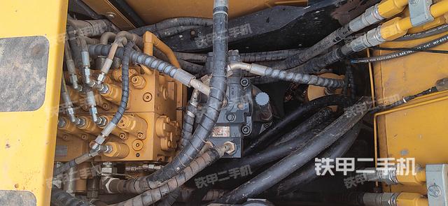 回转马达和主控阀（整机外观）