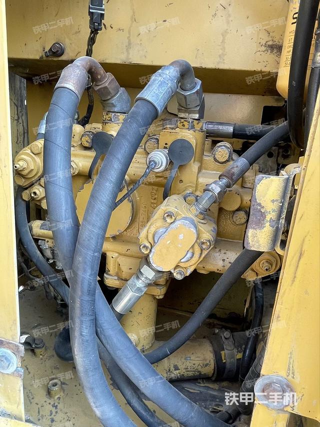 液压泵舱室正面整体(整机外观) 液压泵舱室正面整体(整机外观)