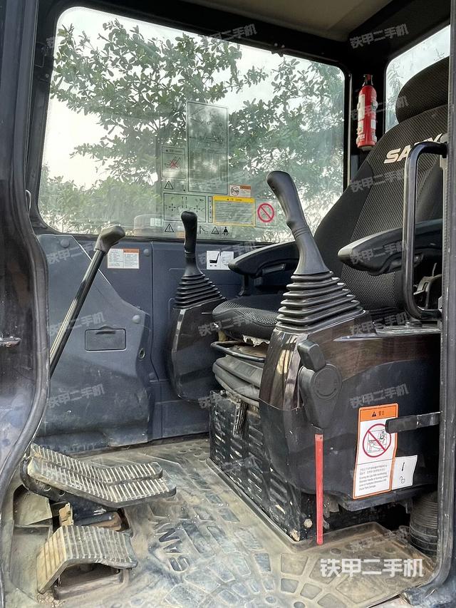 驾驶室整体(整机外观) 驾驶室整体(整机外观)