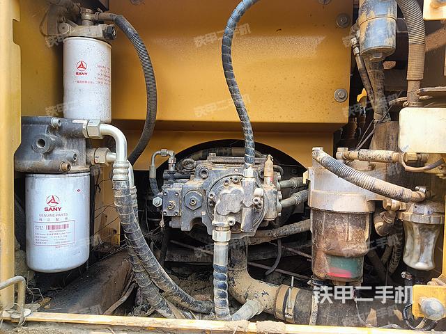 液压泵舱室正面整体（整机外观）