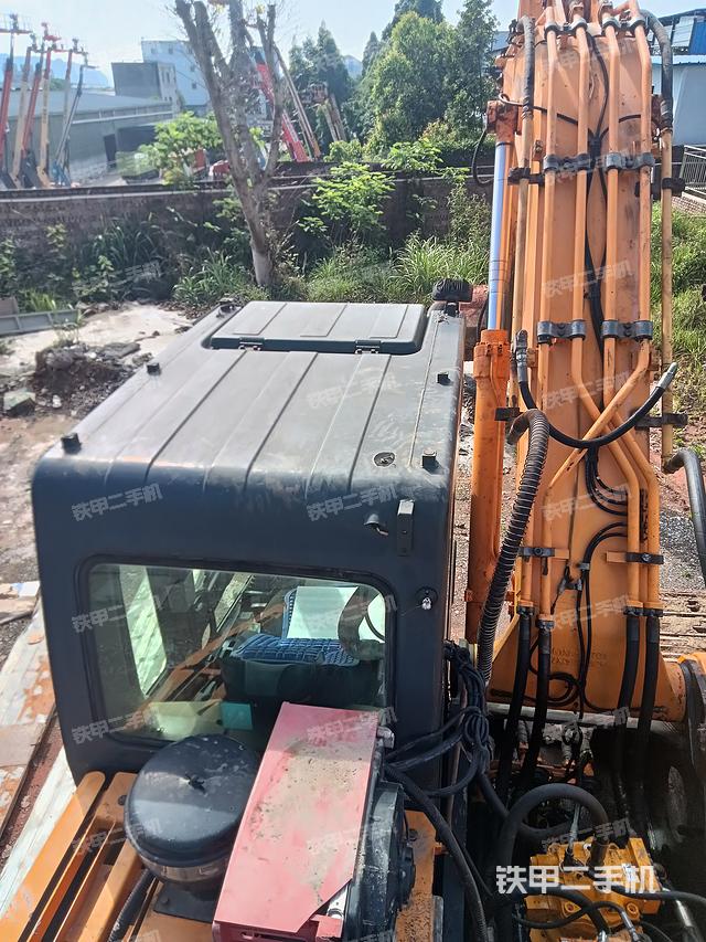 驾驶室顶部（整机外观）