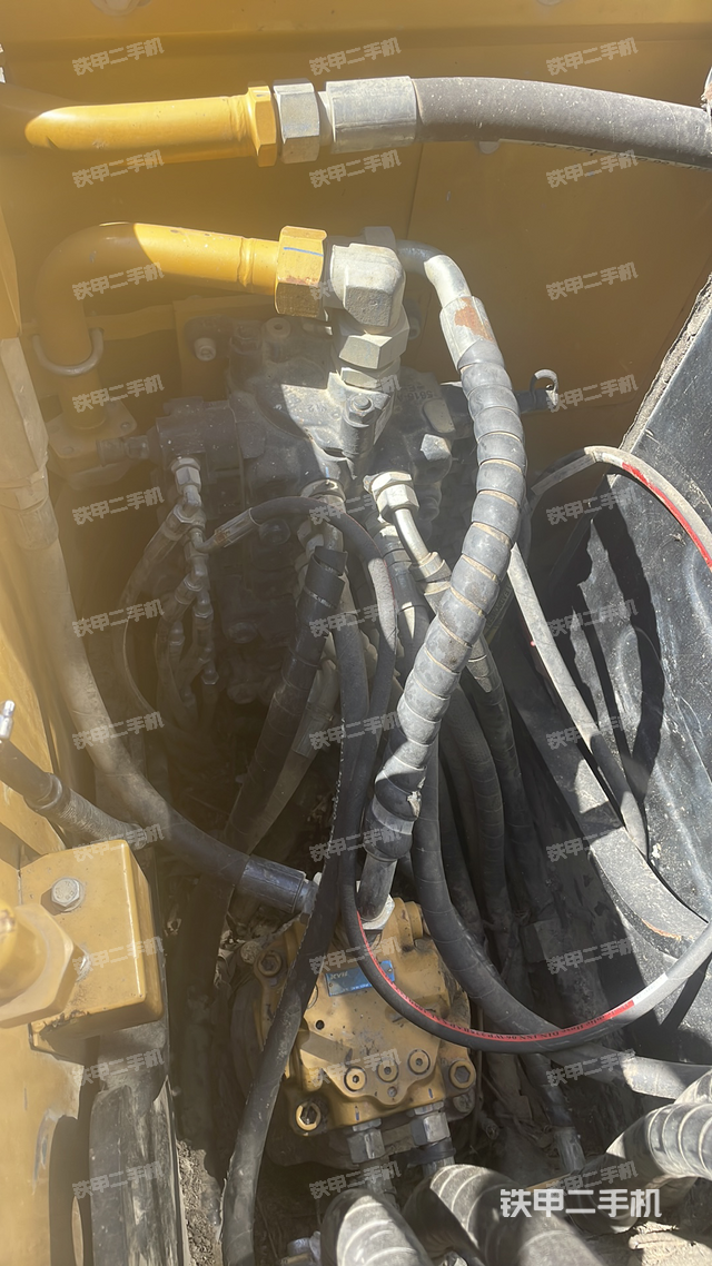 回转马达和主控阀（整机外观）