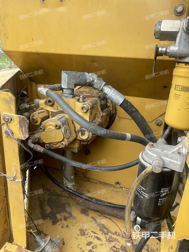 液压泵舱室正面整体(整机外观) 液压泵舱室正面整体(整机外观)