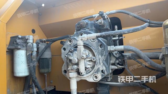 液压泵舱室正面整体（整机外观）