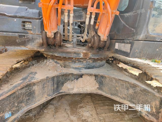 轉(zhuǎn)盤(pán)和下車架正前(工作和回轉(zhuǎn)裝置) 轉(zhuǎn)盤(pán)和下車架正前(工作和回轉(zhuǎn)裝置)
