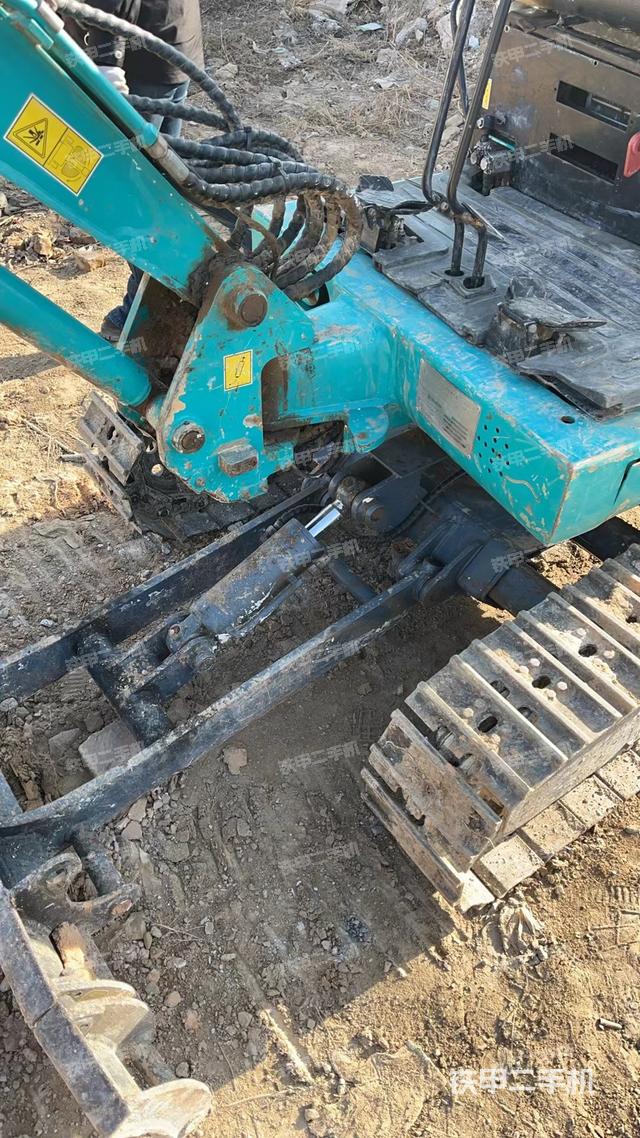 液压泵舱室正面整体（整机外观）