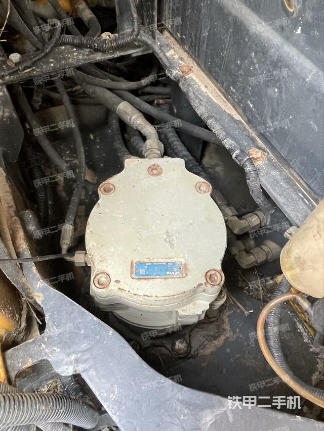 回转马达和主控阀(整机外观) 回转马达和主控阀(整机外观)