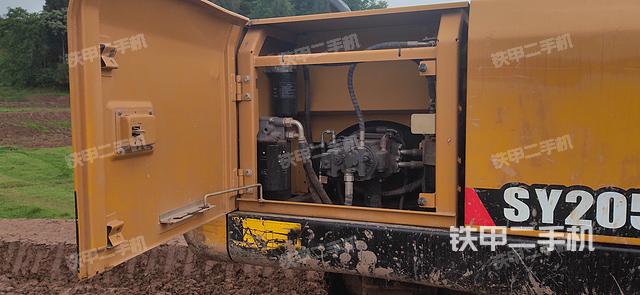 液压泵舱室正面整体（整机外观）