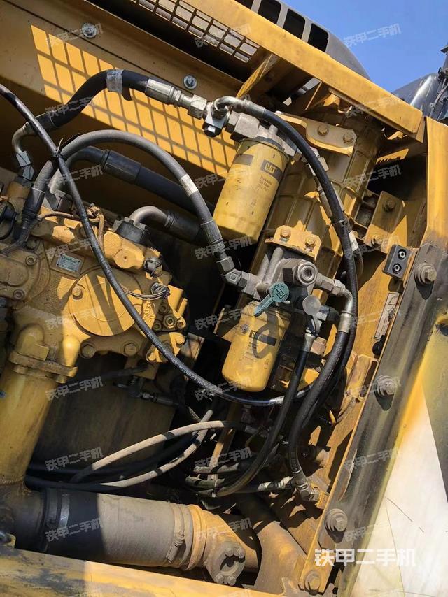 液压泵舱室正面整体（整机外观）