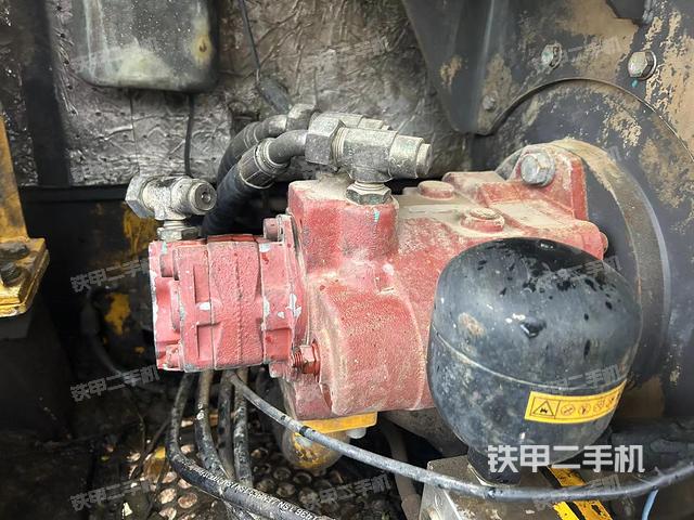 液压泵舱室正面整体（整机外观）