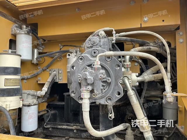 液压泵舱室正面整体（整机外观）