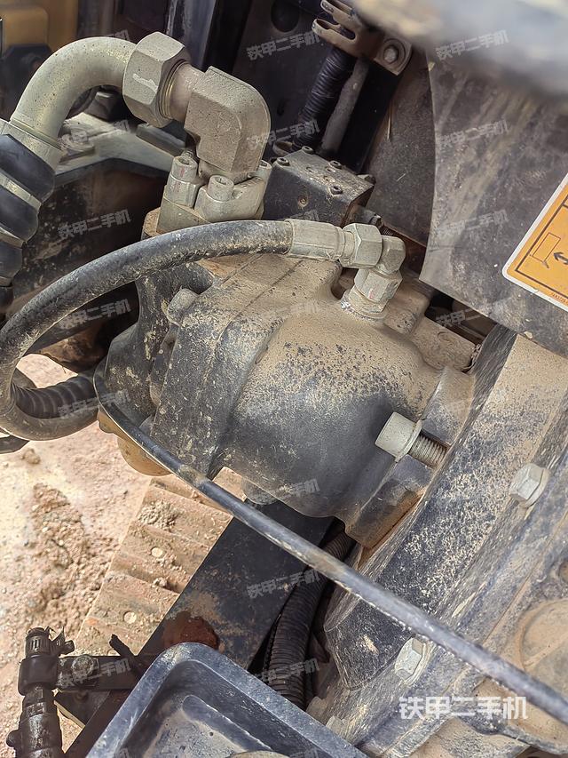 液压泵舱室正面整体（整机外观）