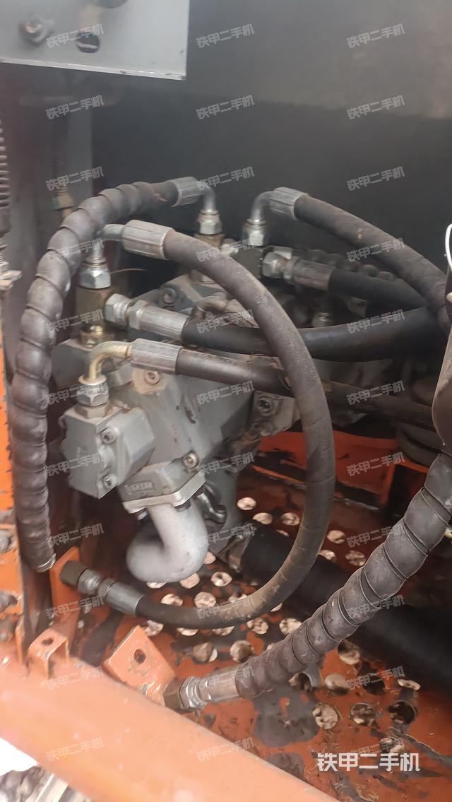 液压泵舱室正面整体（整机外观）