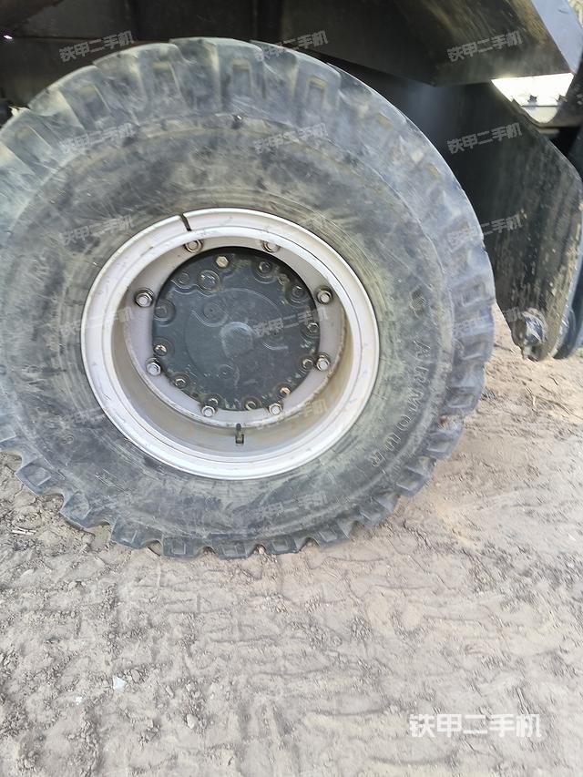 单侧履带整体(整机外观) 单侧履带整体(整机外观)