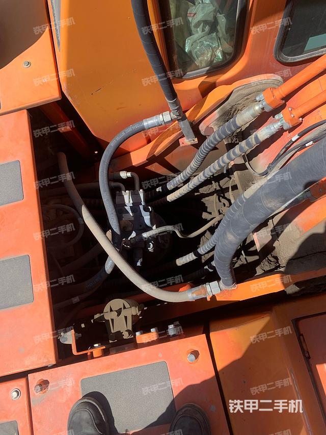 回转马达和主控阀（整机外观）