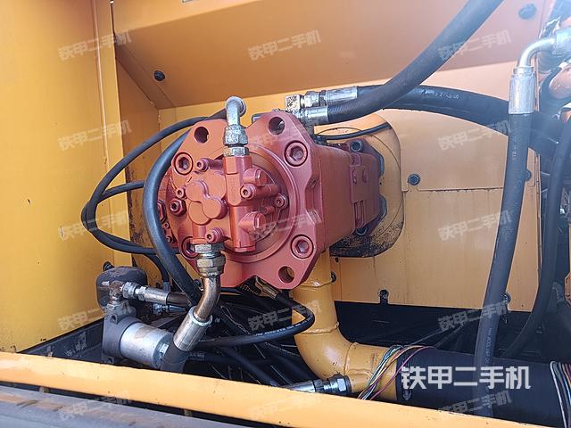 液压泵舱室正面整体（整机外观）