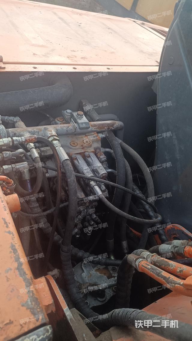 回转马达和主控阀（整机外观）