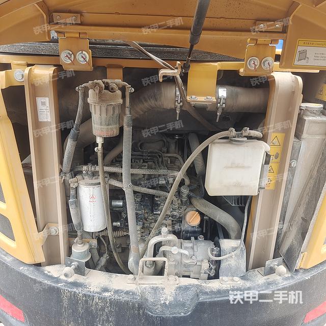 液压泵舱室正面整体（整机外观）