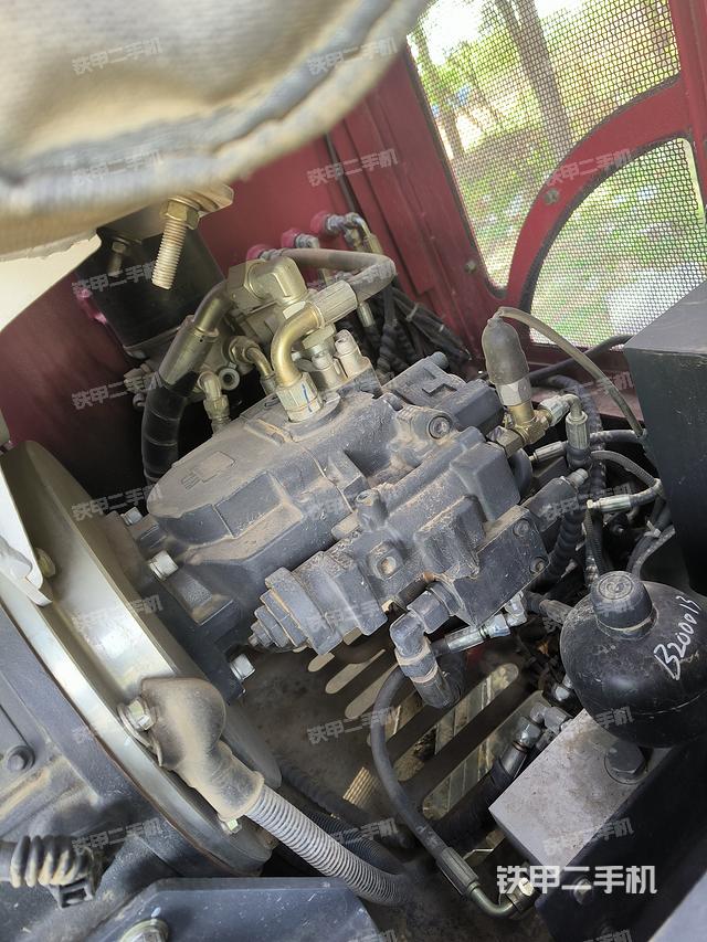 液压泵舱室正面整体(整机外观) 液压泵舱室正面整体(整机外观)